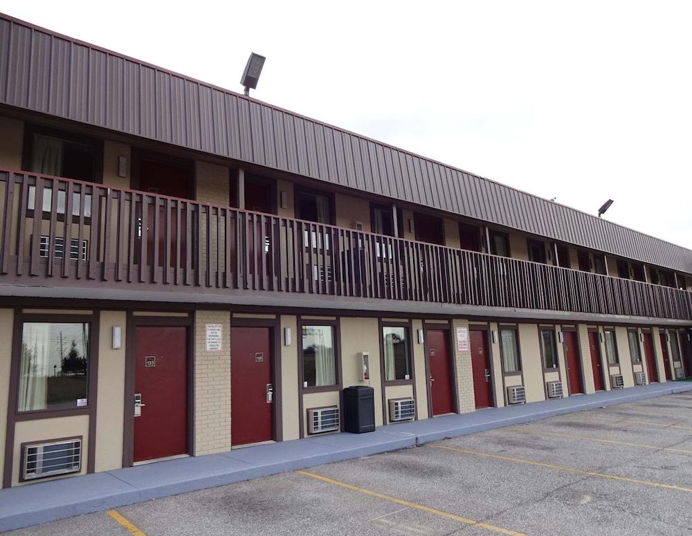 Red Roof Inn Indianapolis - Castleton photo 1