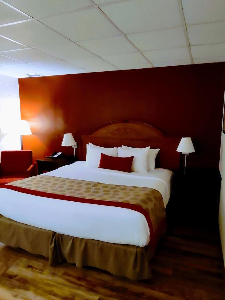Ramada by Wyndham Albert Lea photo 28