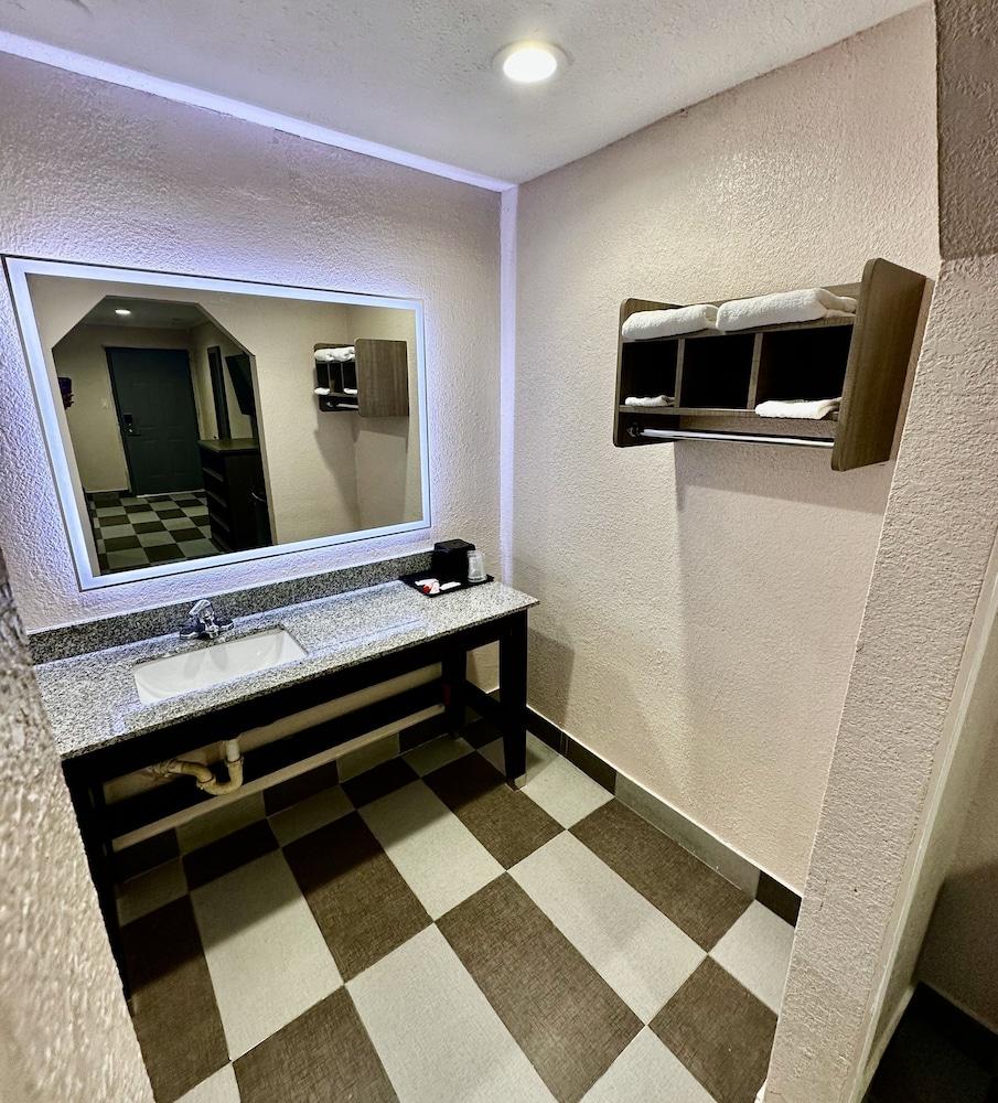 Hollywood Inn photo 13