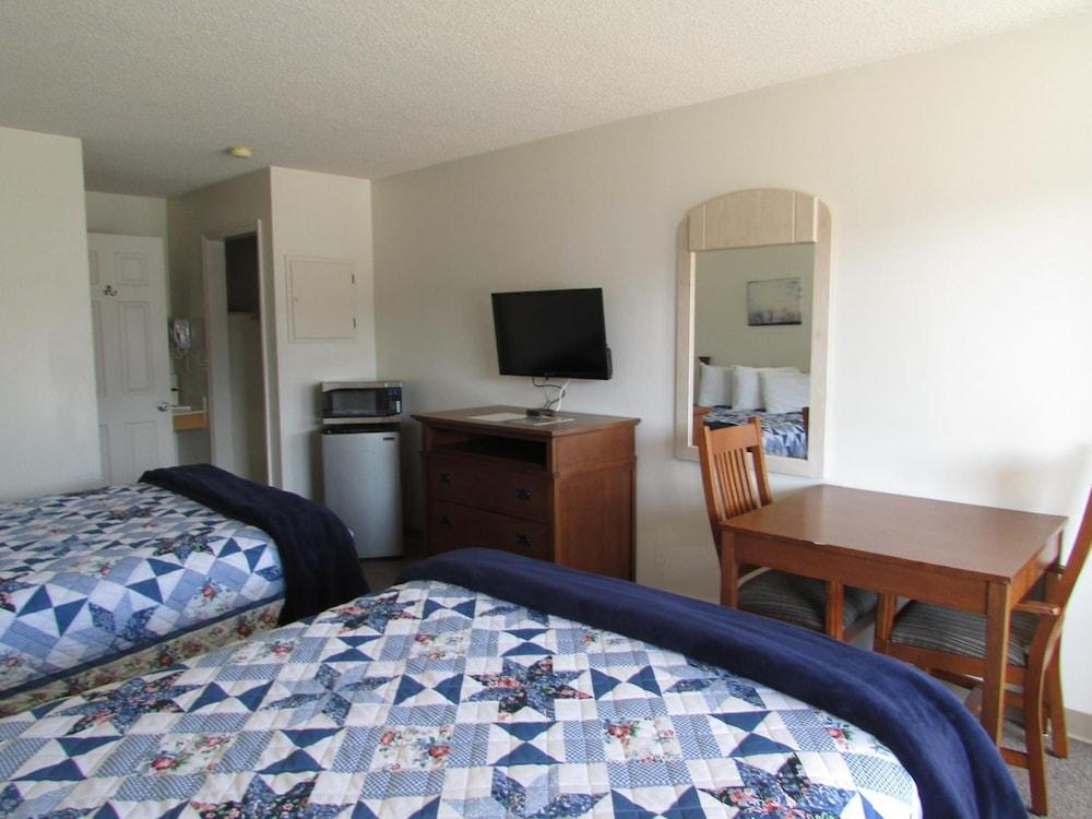 Douglas Inn & Suites photo 23