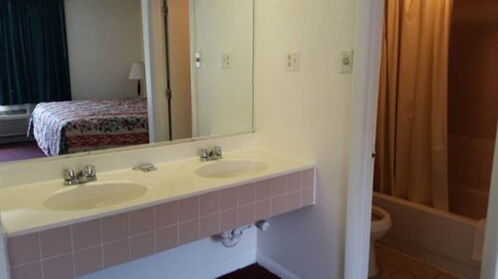 The Virginia Lodge photo 12