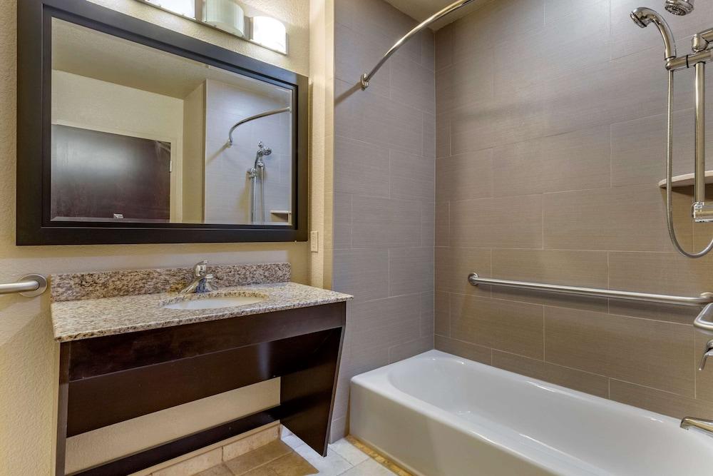 Comfort Inn Bentonville - Crystal Bridges photo 50