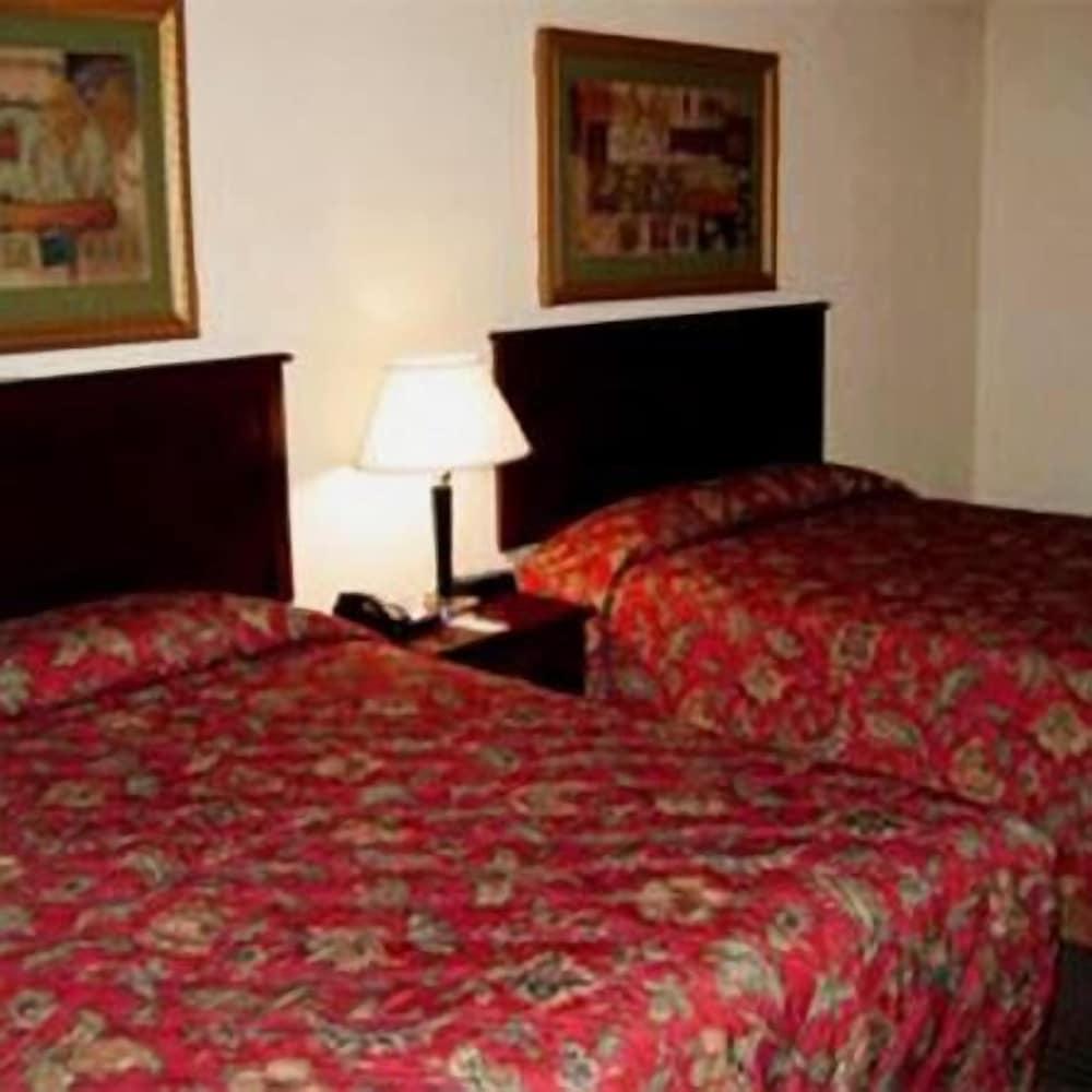 HomeTown Hotel Bryant photo 10