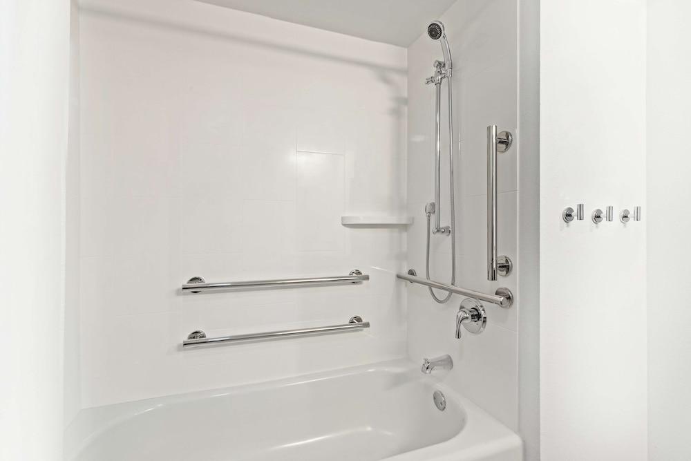 Hampton Inn & Suites Orlando Intl Dr N photo 10