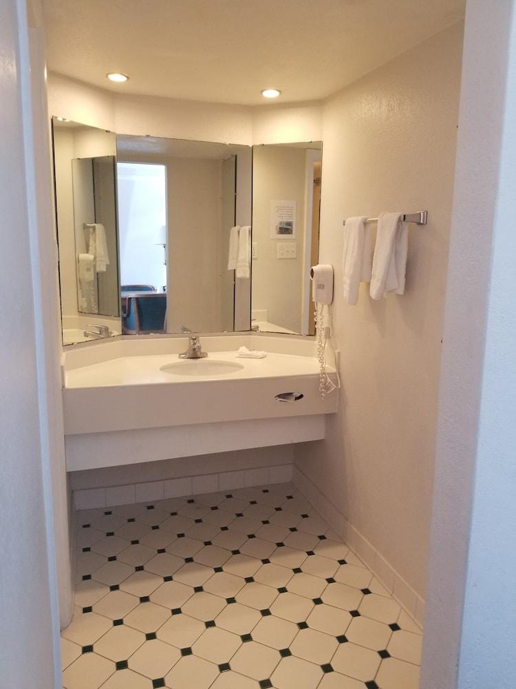 Horizon Inn & Suites photo 20