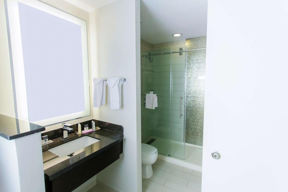 DoubleTree by Hilton Hotel Savannah Historic District photo 39