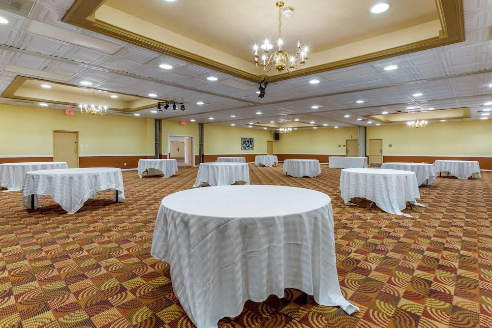 Clarion Inn & Suites Roswell photo 35
