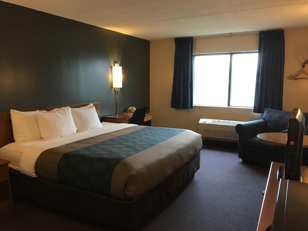Econo Lodge Darien Lakes photo 5