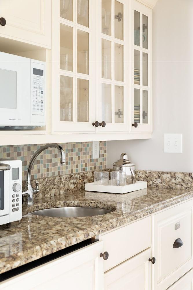 Vineyard Square Hotel & Suites photo 13