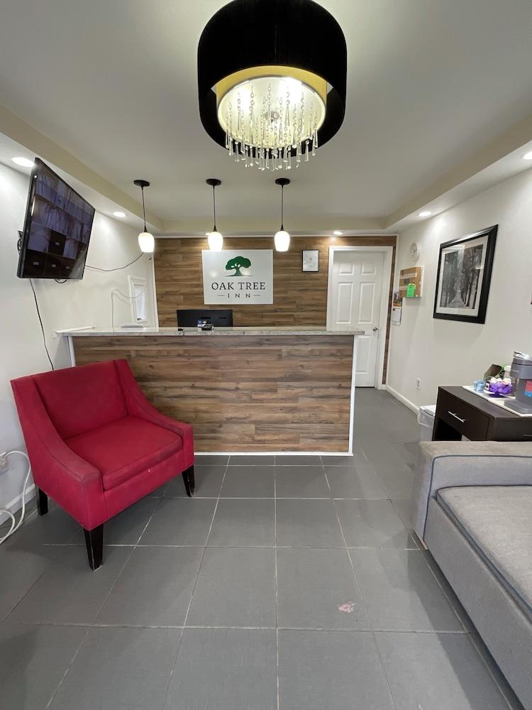 Oak Tree Inn photo 1