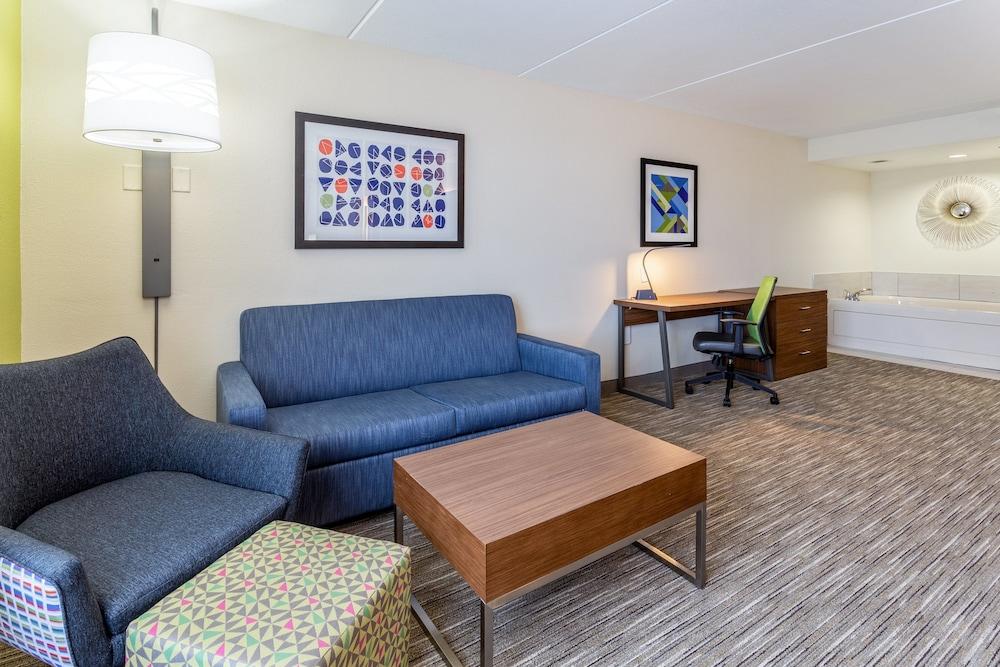 Holiday Inn Express & Suites Cedar Falls - Waterloo by IHG photo 4