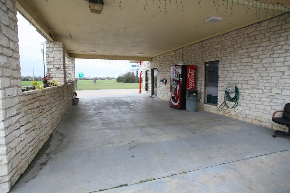 Americas Best Value Inn Edna photo 28