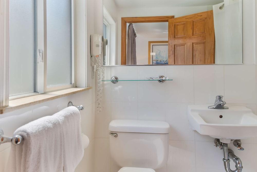 Americas Best Value Inn & Suites Hyannis Cape Cod photo 7