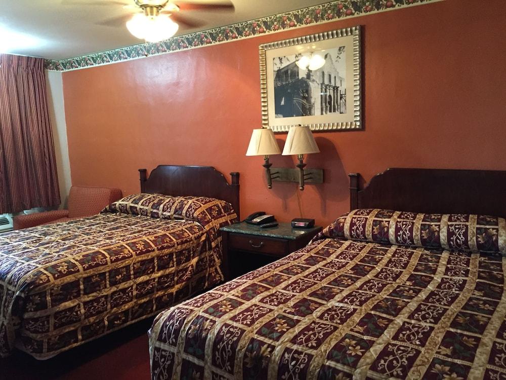 Deluxe Inn Airport photo 6