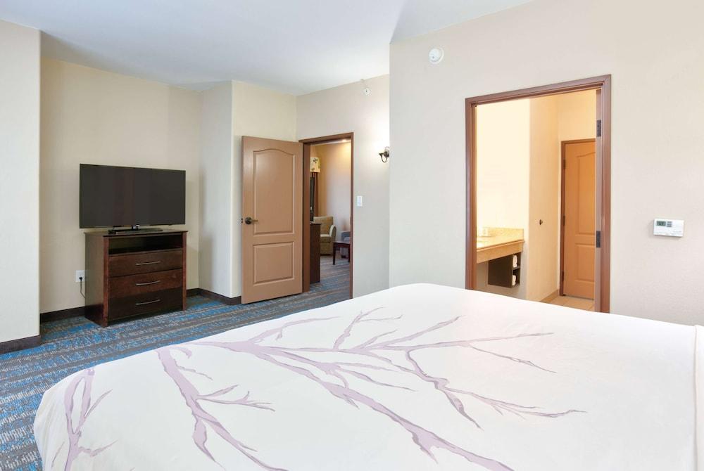 La Quinta Inn & Suites by Wyndham Dallas Grand Prairie South photo 28