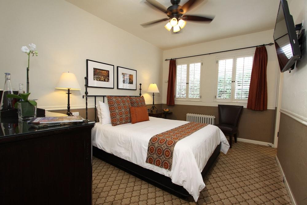 Cypress Inn photo 45