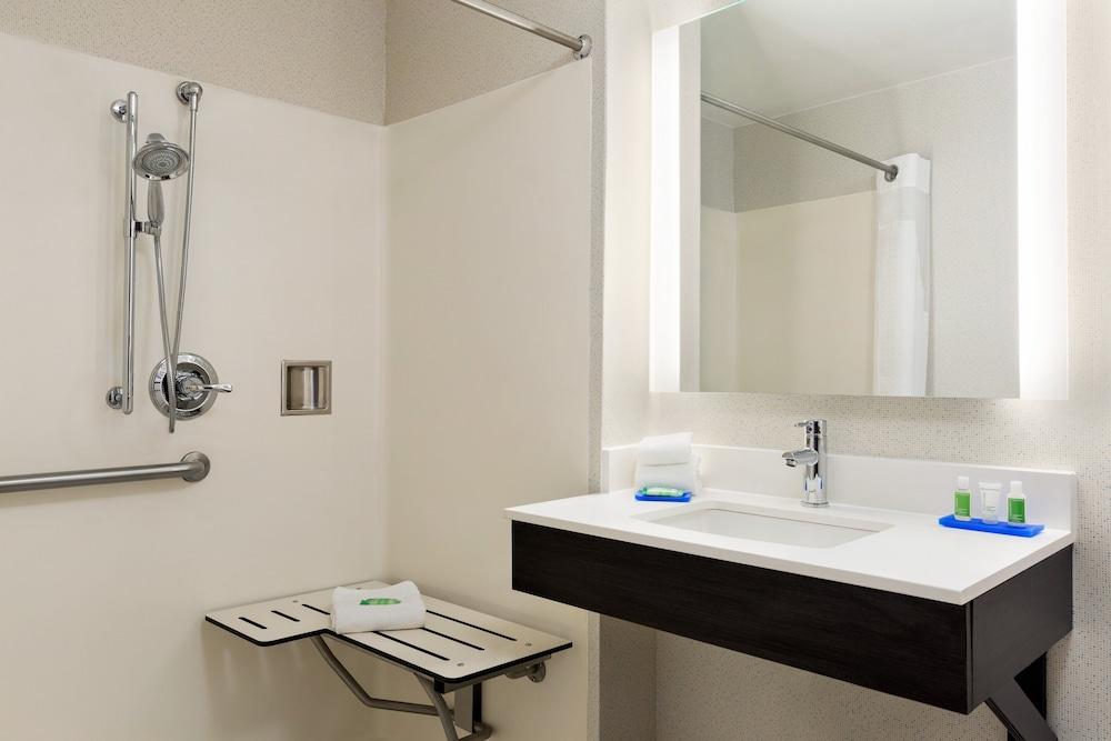 Holiday Inn Express & Suites Shawnee by IHG photo 10