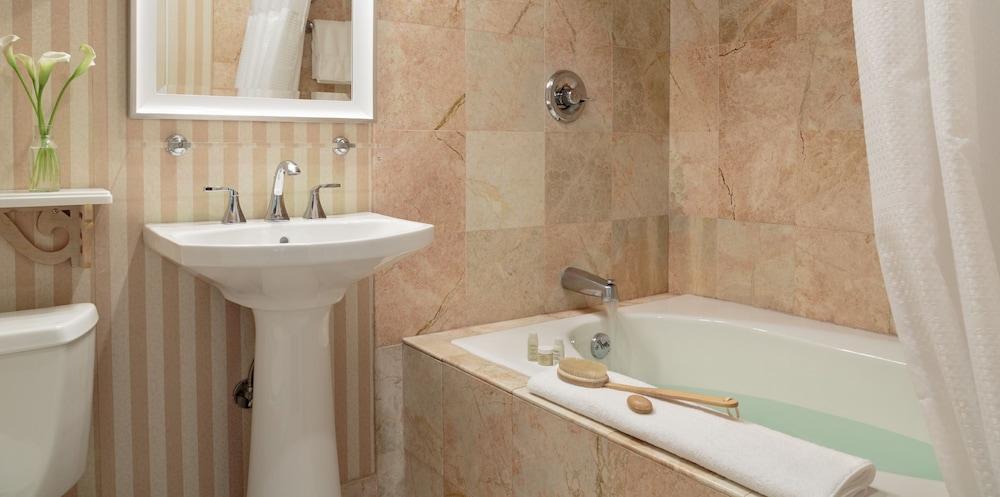 Chateau Inn and Suites photo 43