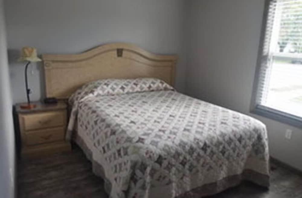 Blue Spruce Motel photo 8