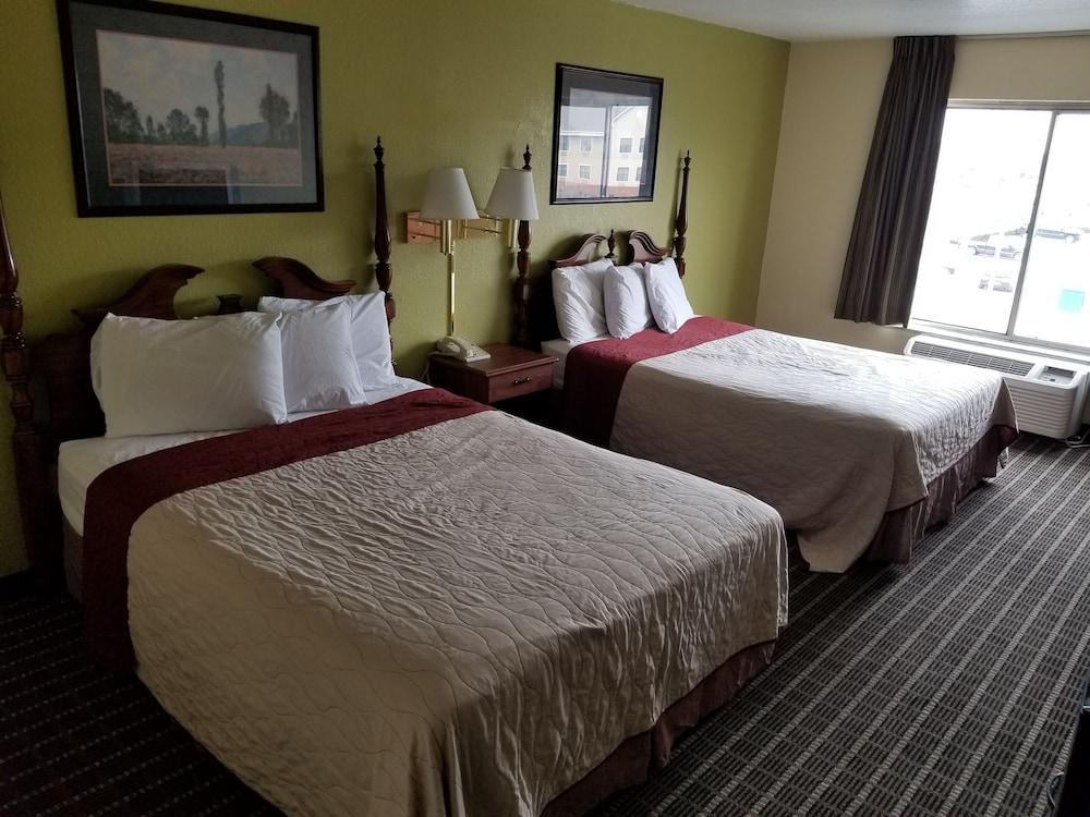 Travelodge by Wyndham Lansing IL photo 13