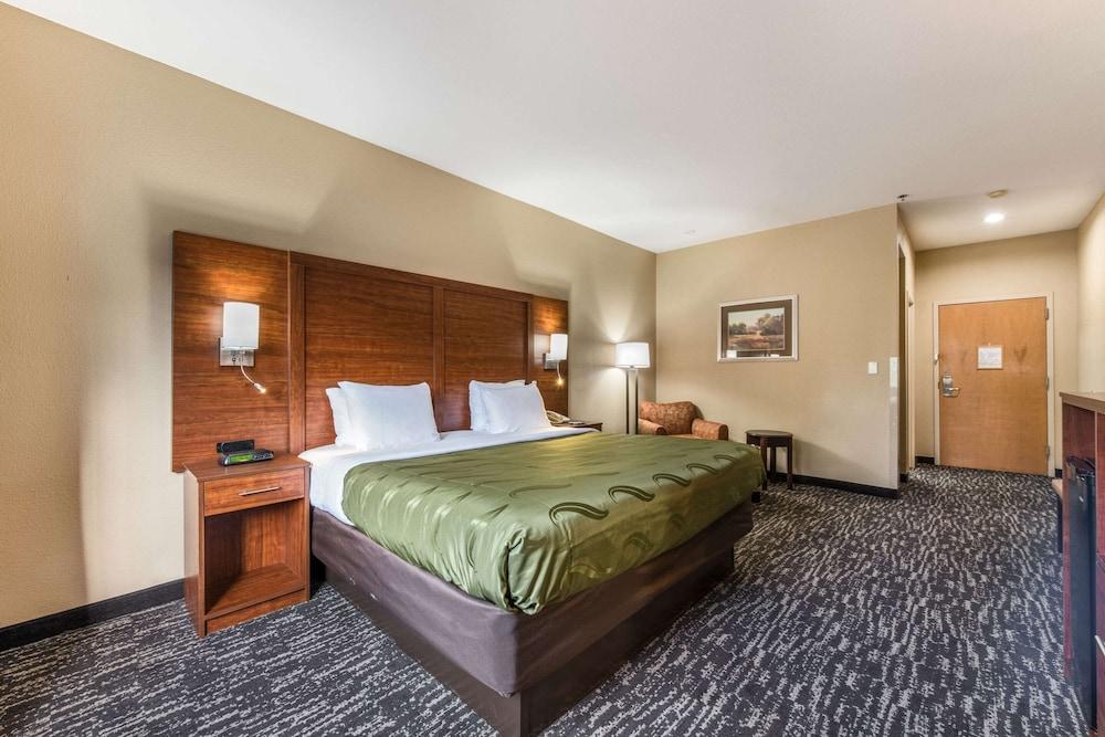 Quality Inn & Suites Hendersonville - Flat Rock photo 12