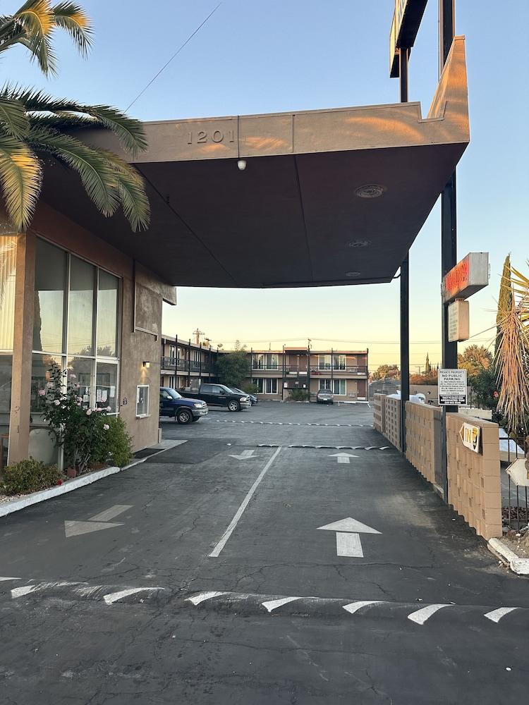 ROYAL MOTEL TRACY LLC photo 12