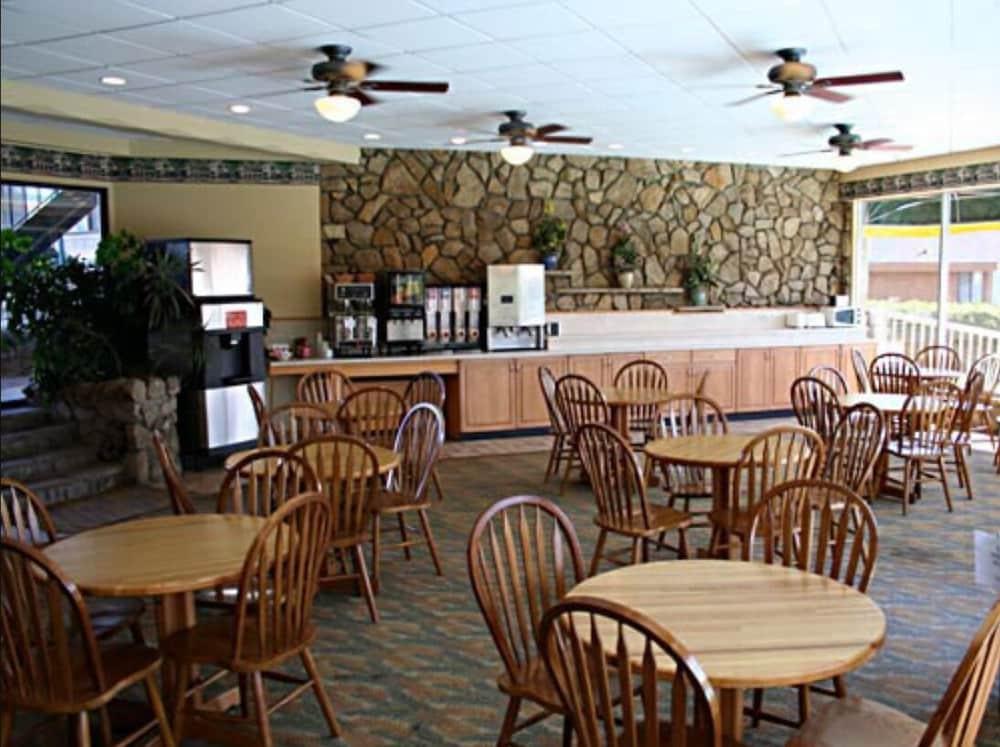 Weathervane Terrace Inn and Suites photo 8