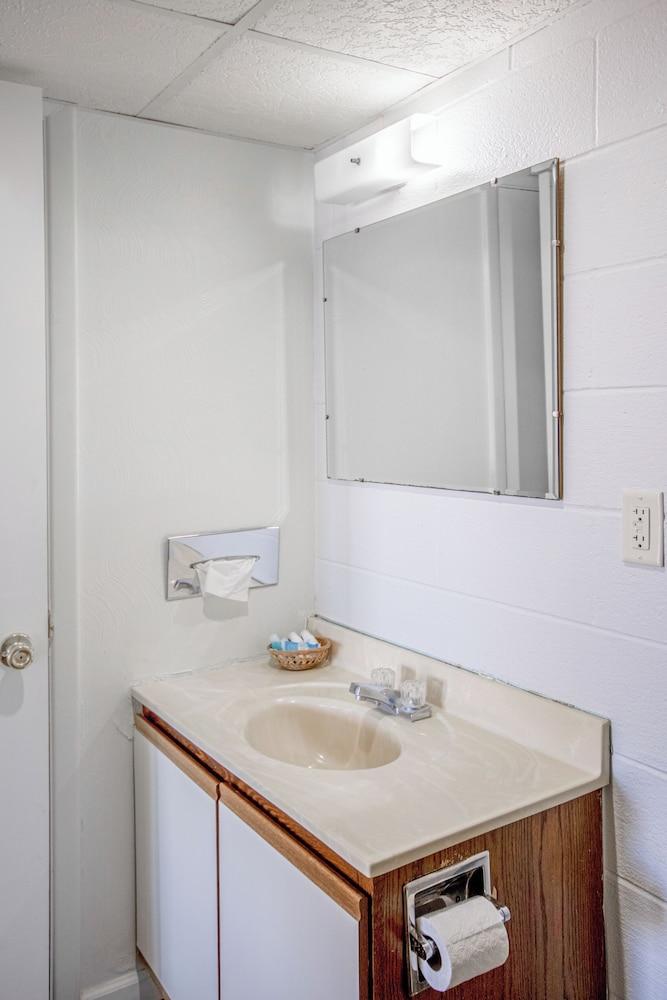 OYO Crossroads Inn photo 7