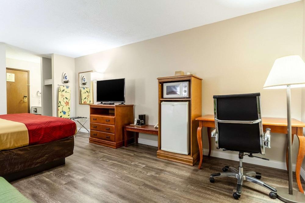 Econo Lodge Lincoln photo 16