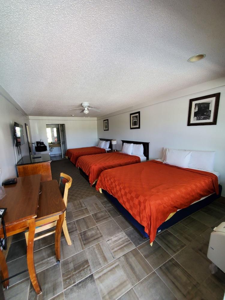 Deluxe Inn & Suites photo 11
