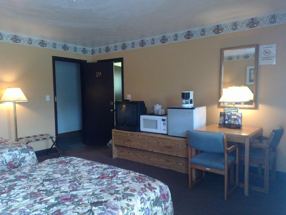 Colonial Inn Motel photo 9