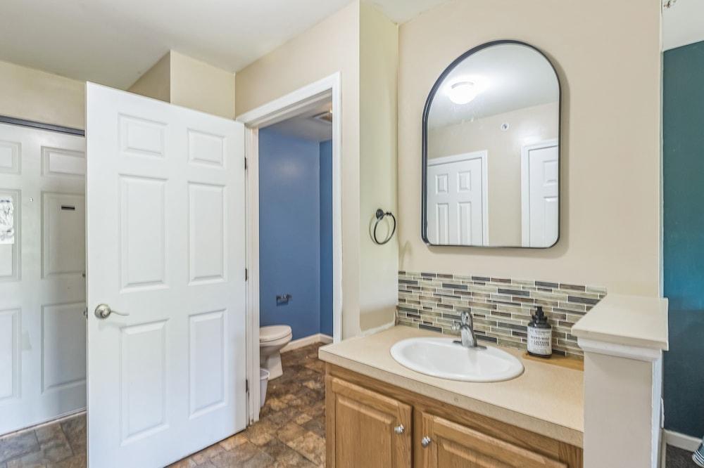 Green Goose Lodge - Studio Apt Sleeps 4 Condo photo 6