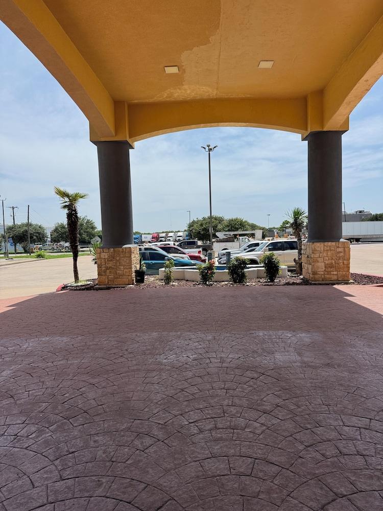 Robinson Inn and Suites photo 13