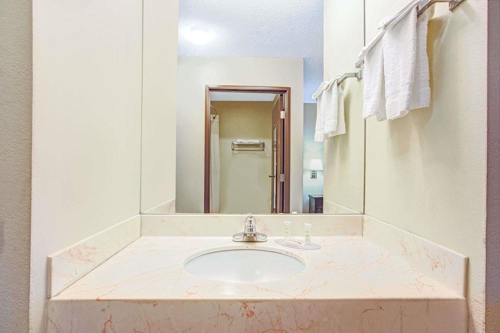 Super 8 by Wyndham Clinton photo 14