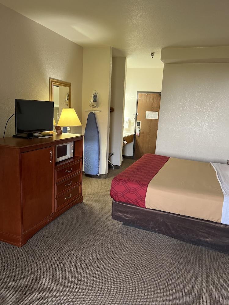 Express Inn & Suites photo 27