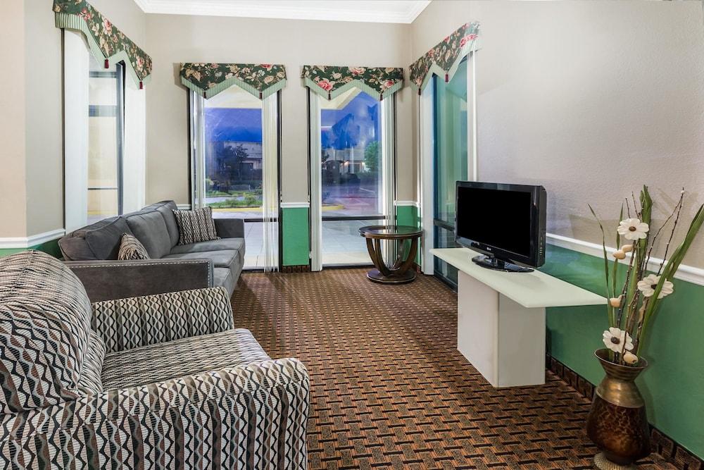 Super 8 by Wyndham Madison/Ridgeland Area photo 4