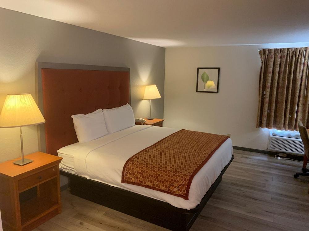 University Inn & Suites Stevens Point photo 8