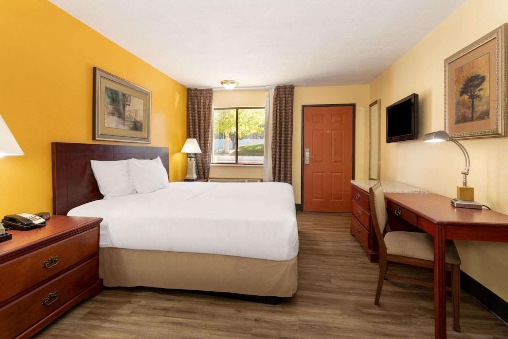 Travelodge by Wyndham Albuquerque East photo 24