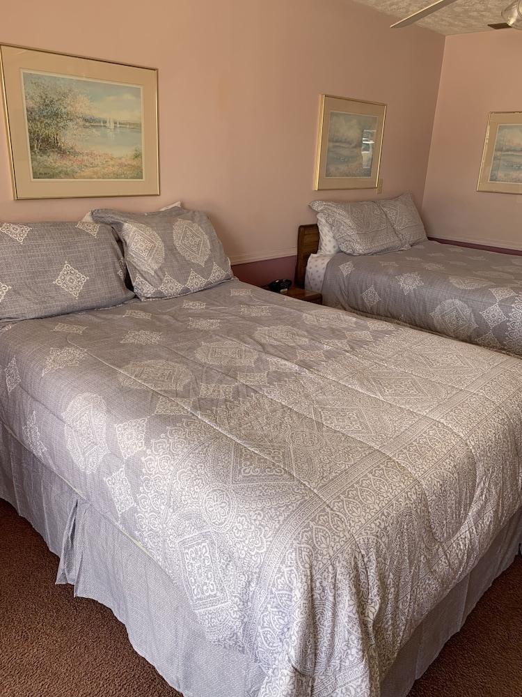 Blue Spruce Motel photo 24