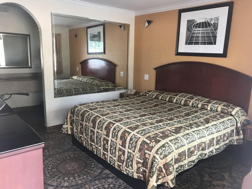 Regency Inn and Suites photo 14