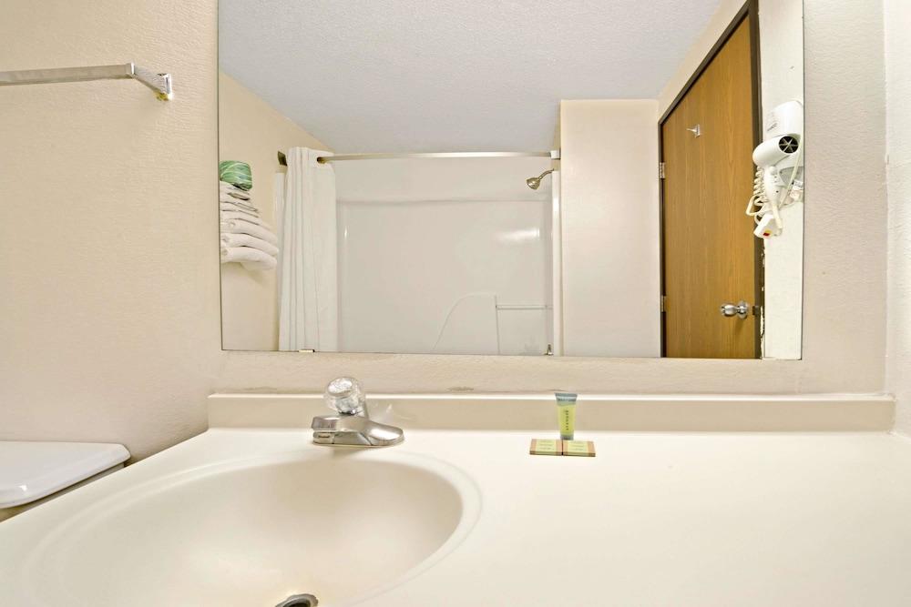Super 8 by Wyndham Plano/Dallas Area photo 8