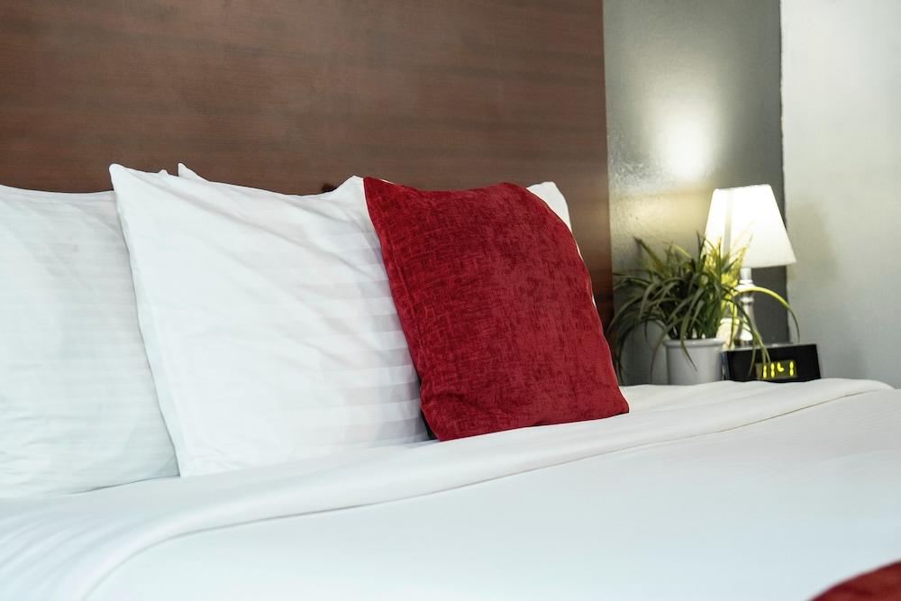 Victorian Inn & Suites photo 24