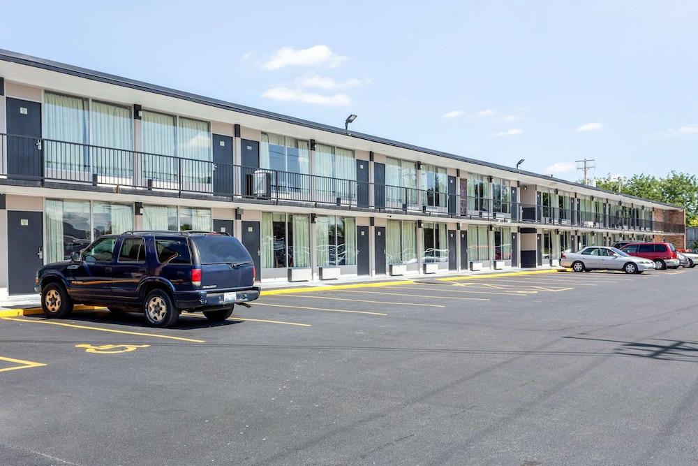 Econo Lodge Shorewood photo 31
