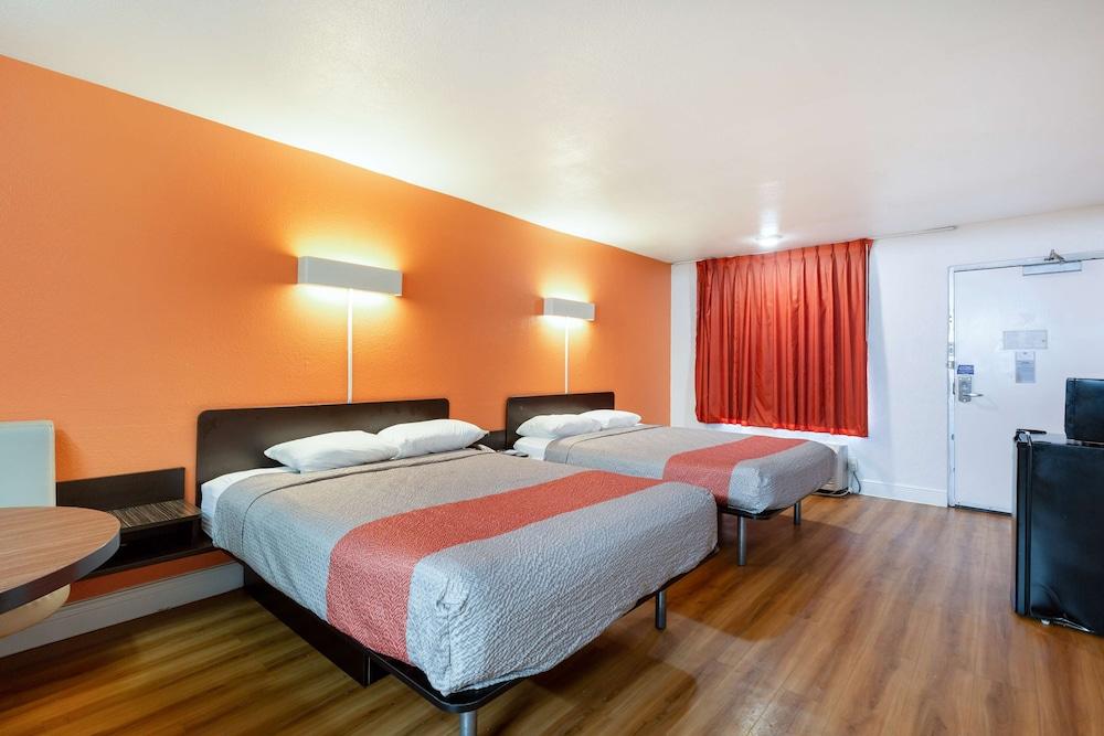 Motel 6 Houston, TX - East photo 14