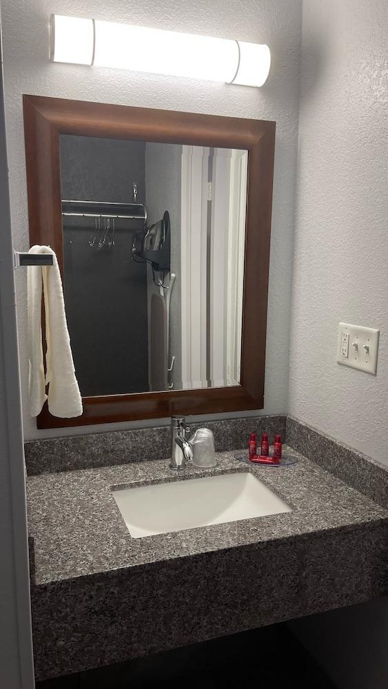 Econo Lodge Rockford Casino Area photo 42