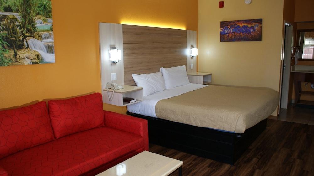 HomeTown Inn & Suites photo 6