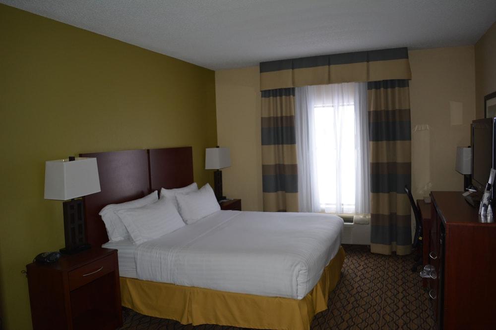 Holiday Inn Express & Suites Lancaster by IHG photo 7