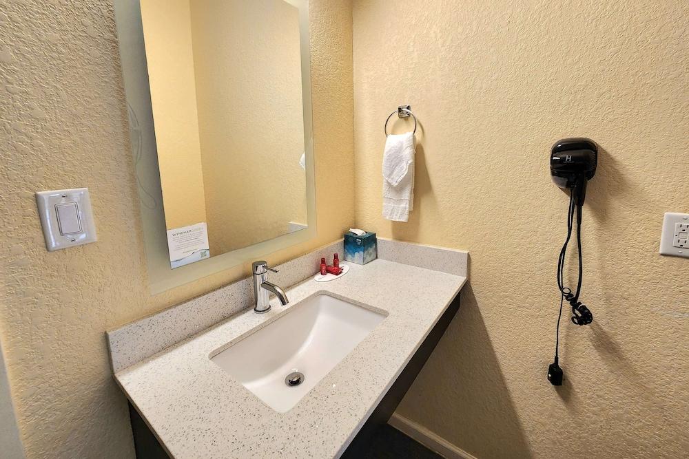 Days Inn by Wyndham Freeport photo 16