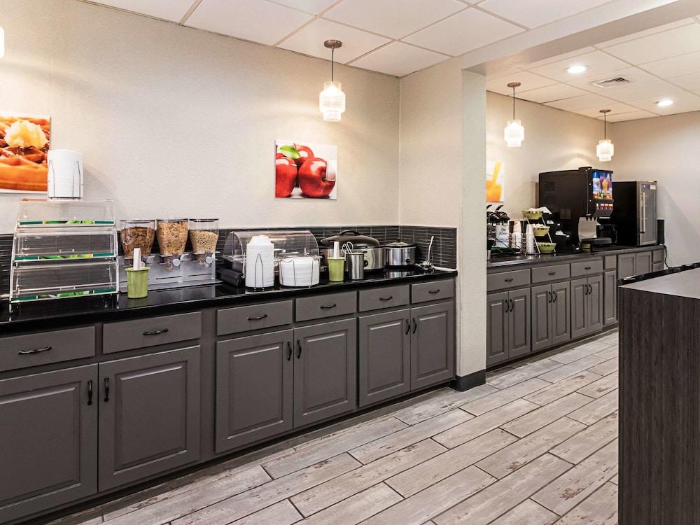 Farragut Inn & Suites photo 19