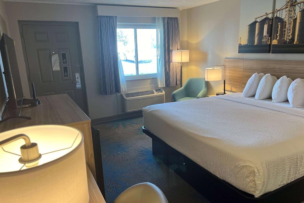 Days Inn by Wyndham Hays photo 20